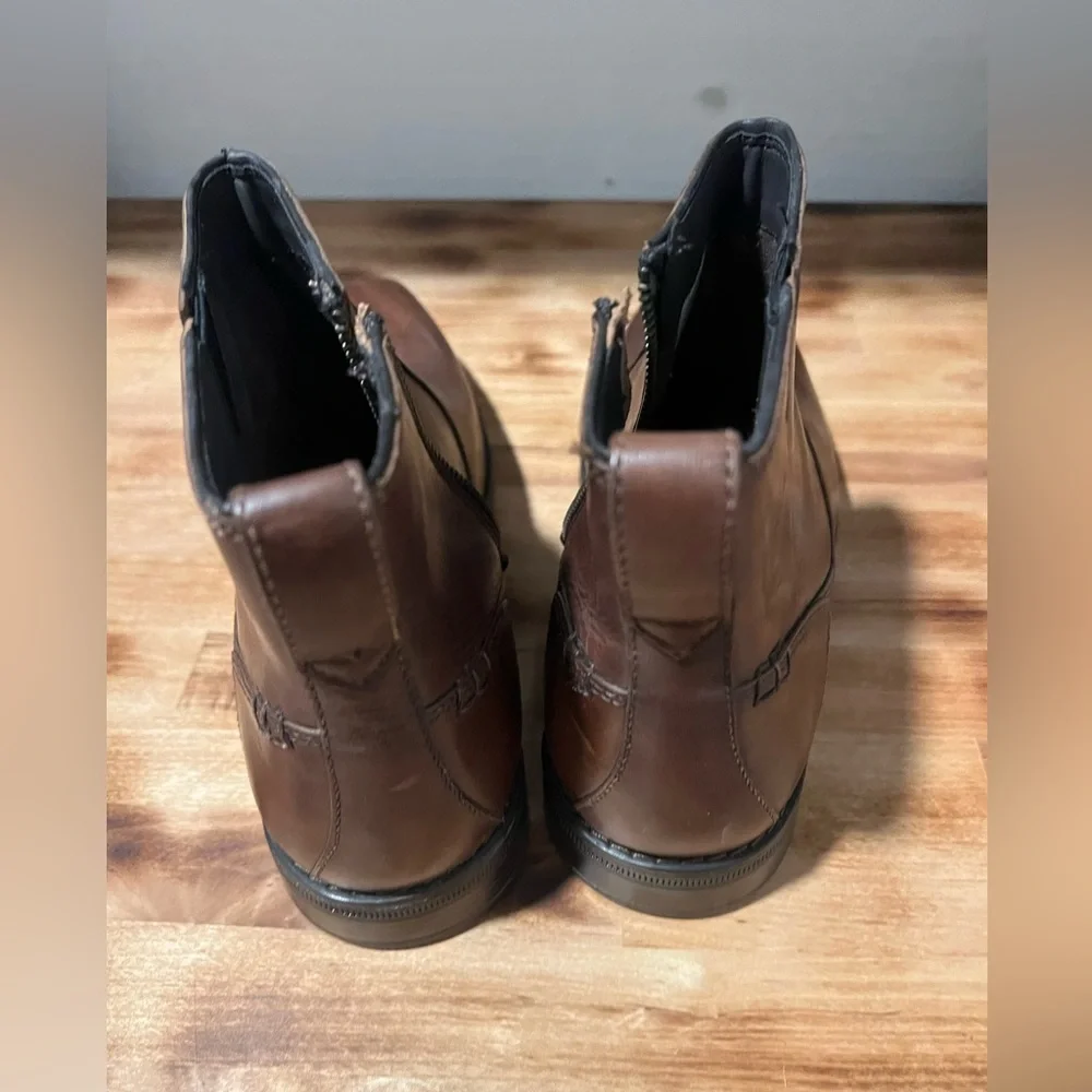 NWOT~Rockport Men's Traviss Zip Boot Brown Leather~ Size: 8.5 W